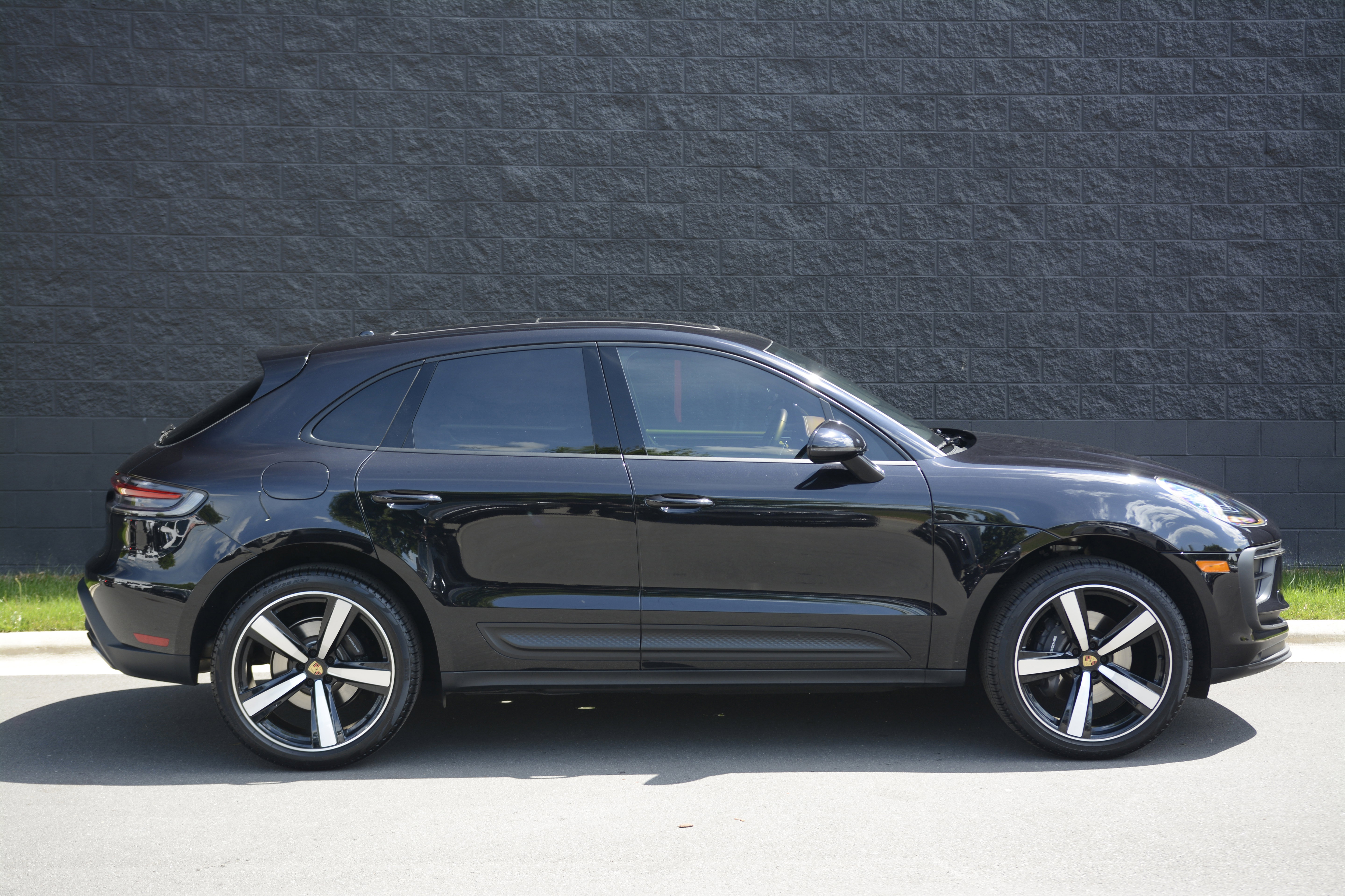Certified 2026 Porsche Macan AWD/4WD image 8