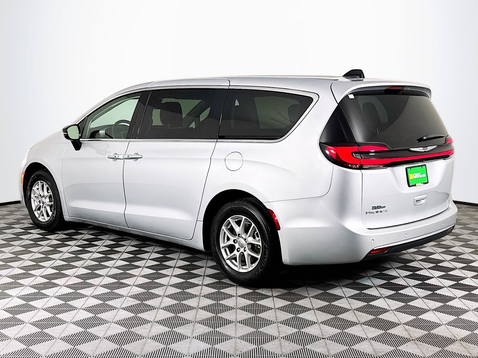Used 2024 Chrysler Pacifica Touring-L FWD image 6
