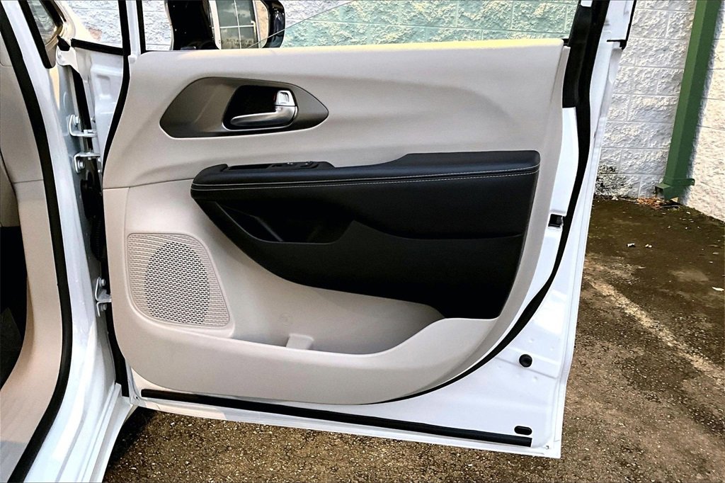 Used 2024 Chrysler Pacifica Touring-L image 27