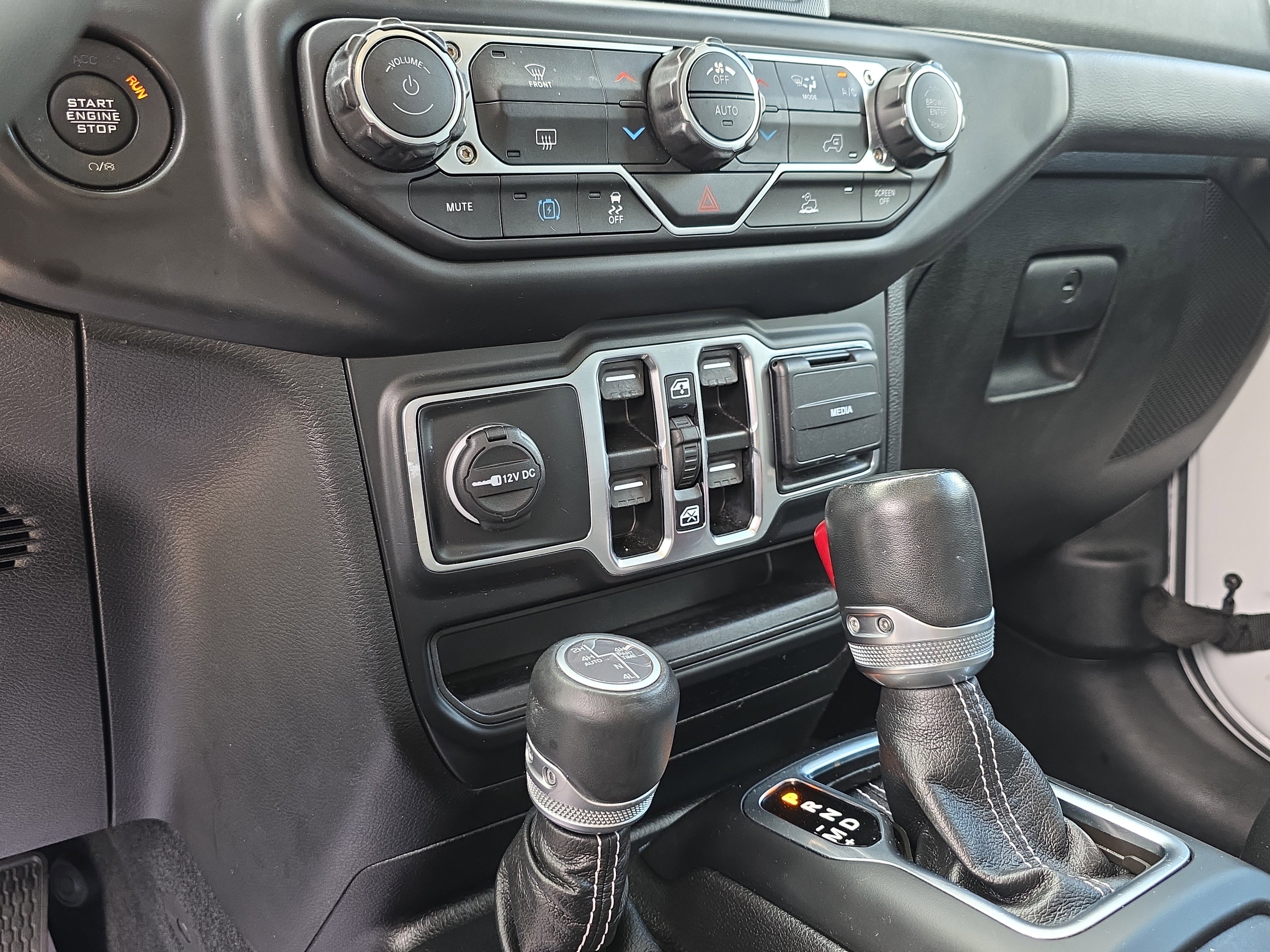 Used 2023 Jeep Wrangler Sahara AWD/4WD image 32