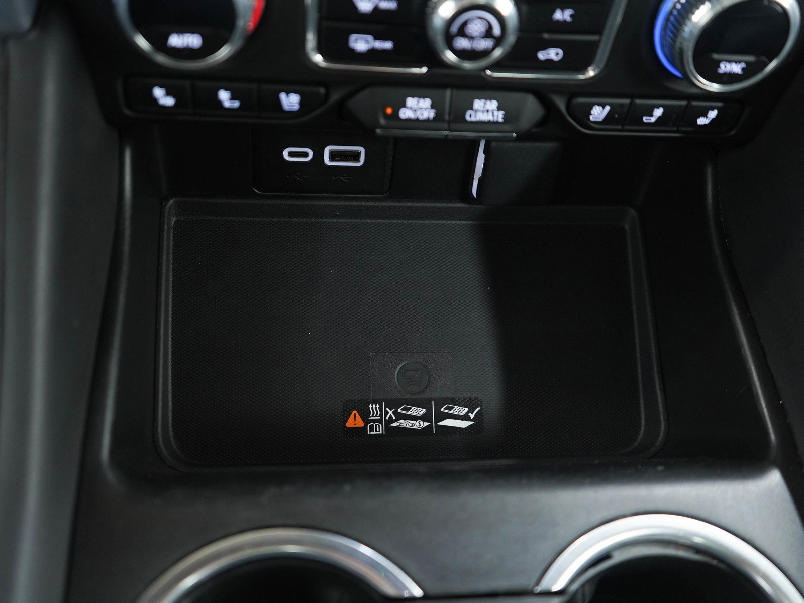 Used 2023 GMC Yukon SLT w/ SLT Luxury Package image 27