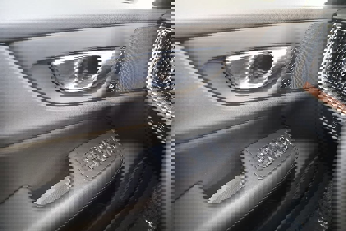 Used 2024 Volvo V60 B5 Cross Country Plus image 31