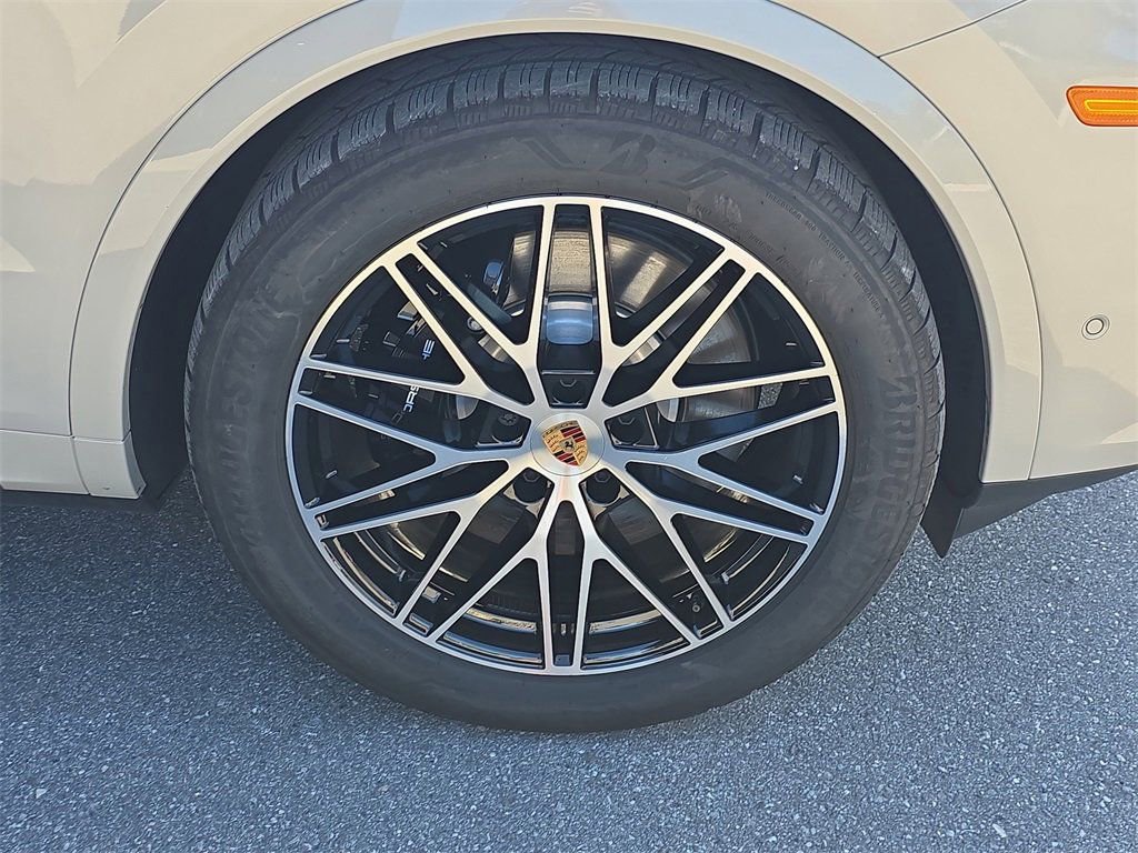 Certified 2025 Porsche Cayenne E-Hybrid image 13