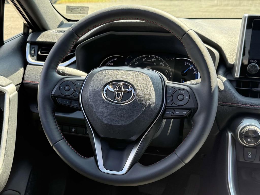 Used 2025 Toyota RAV4 SE image 9