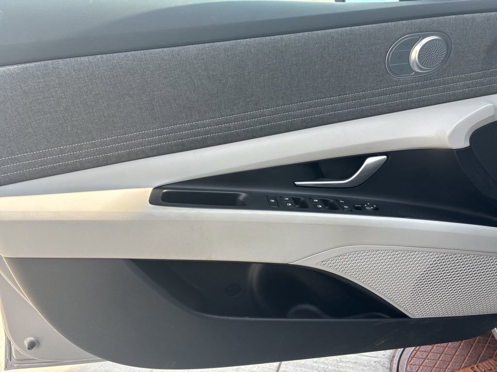 Used 2025 Hyundai Elantra Limited image 18