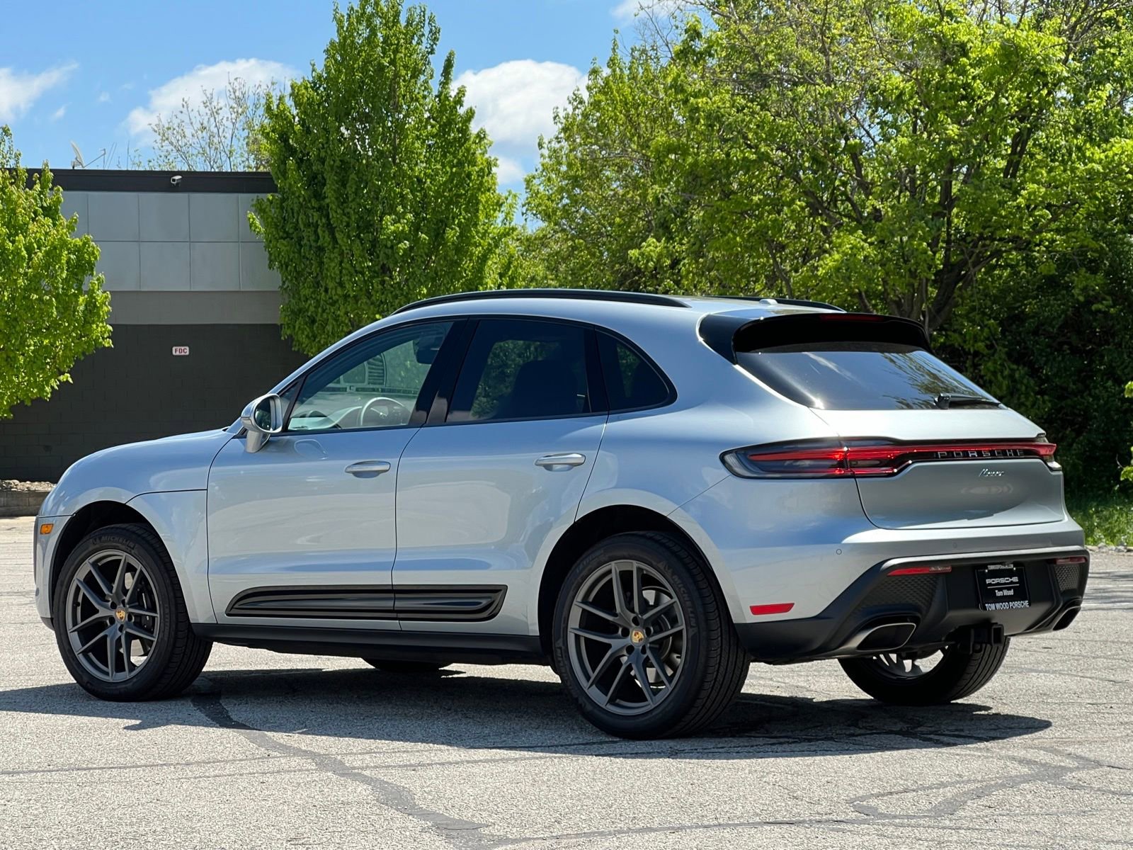 Certified 2025 Porsche Macan AWD/4WD image 2