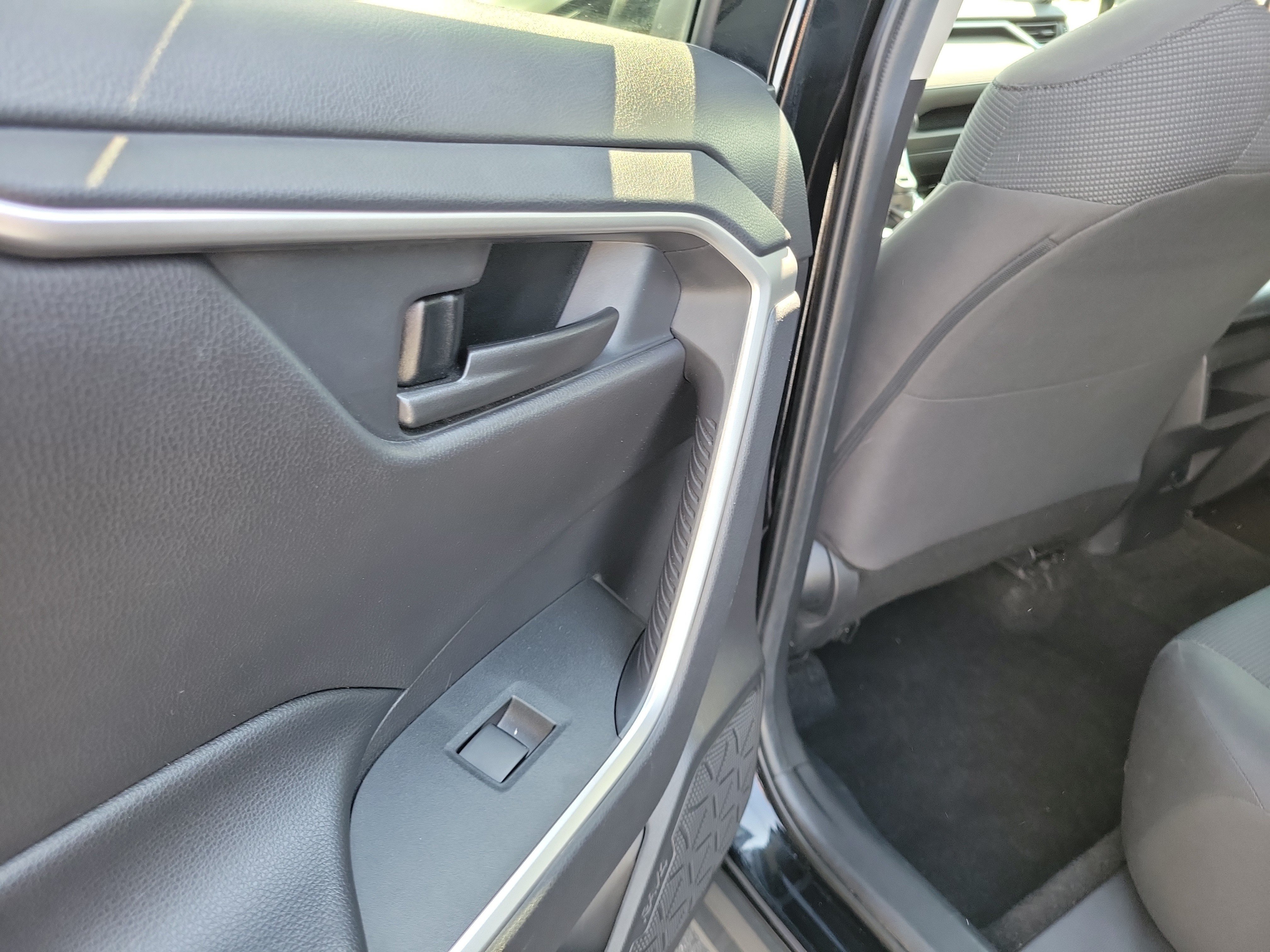 Used 2020 Toyota RAV4 LE w/ All Weather Liner Package AWD/4WD image 13
