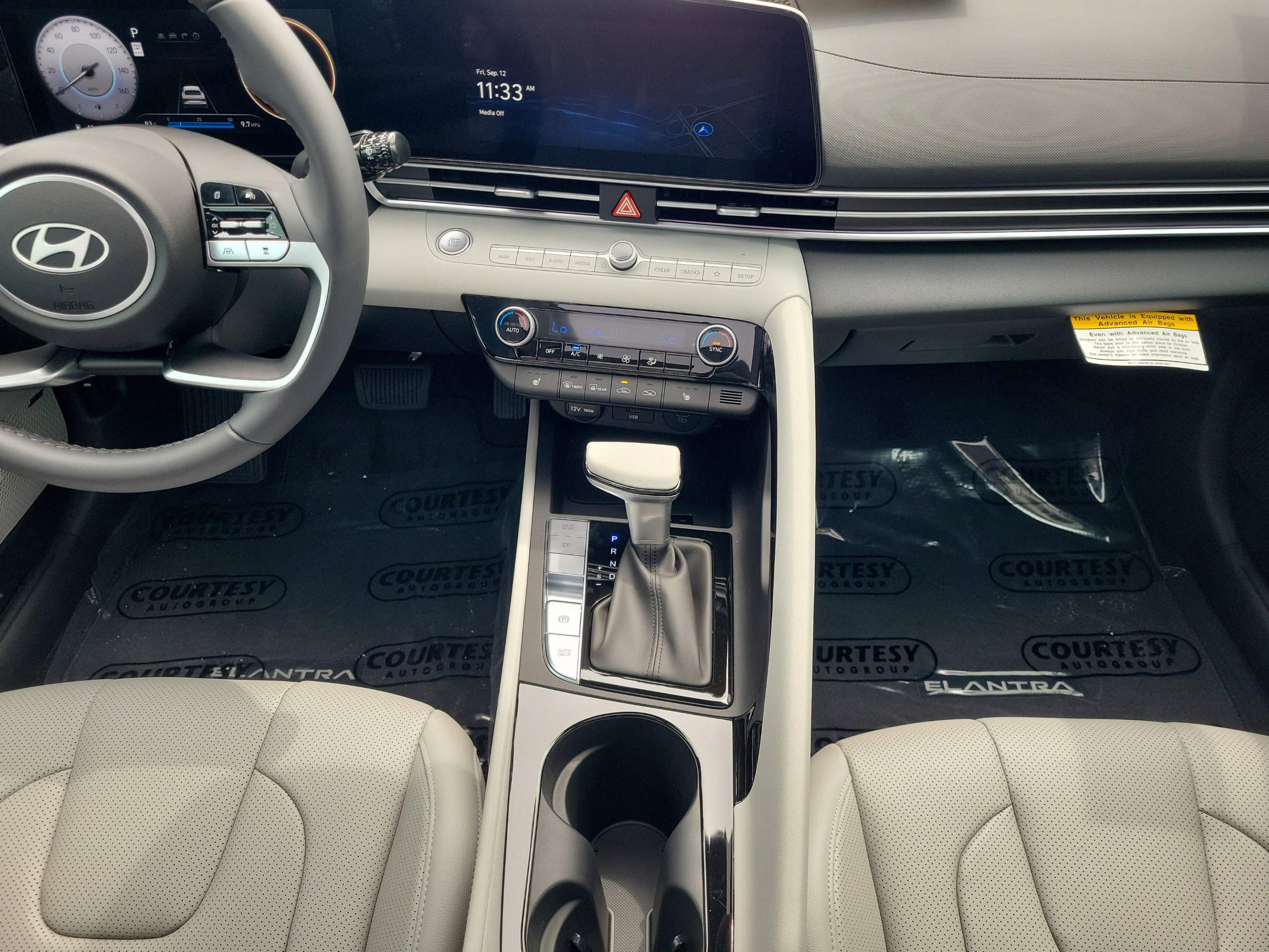 Certified 2025 Hyundai Elantra Limited FWD image 17