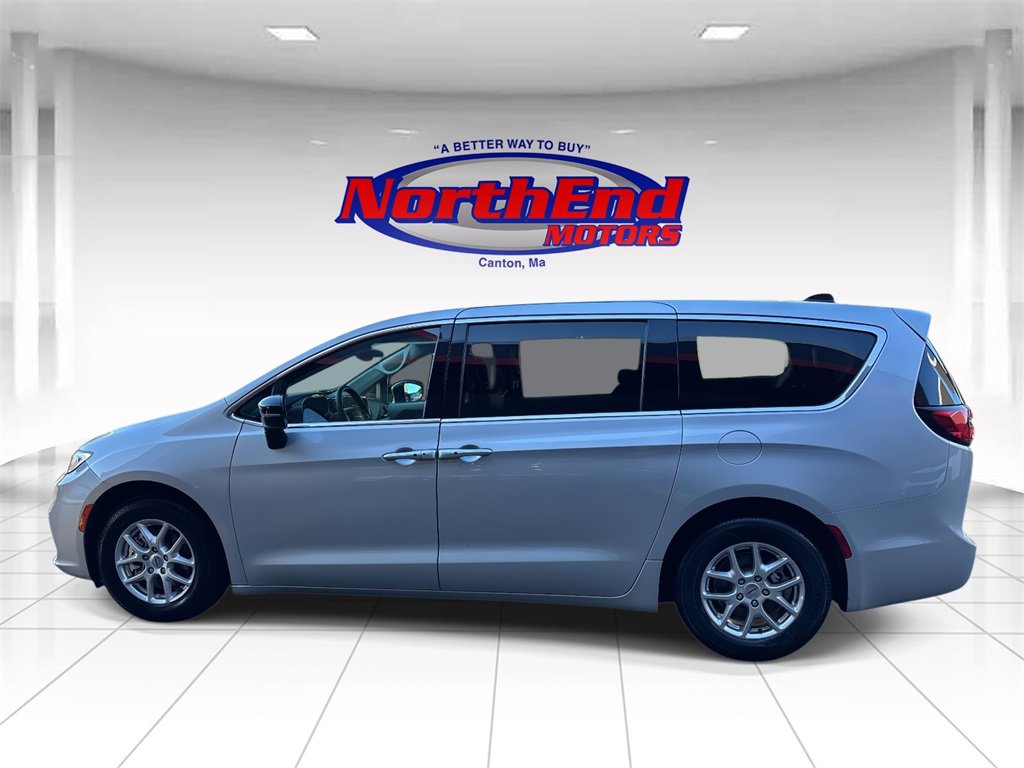 Used 2024 Chrysler Pacifica Touring-L image 6