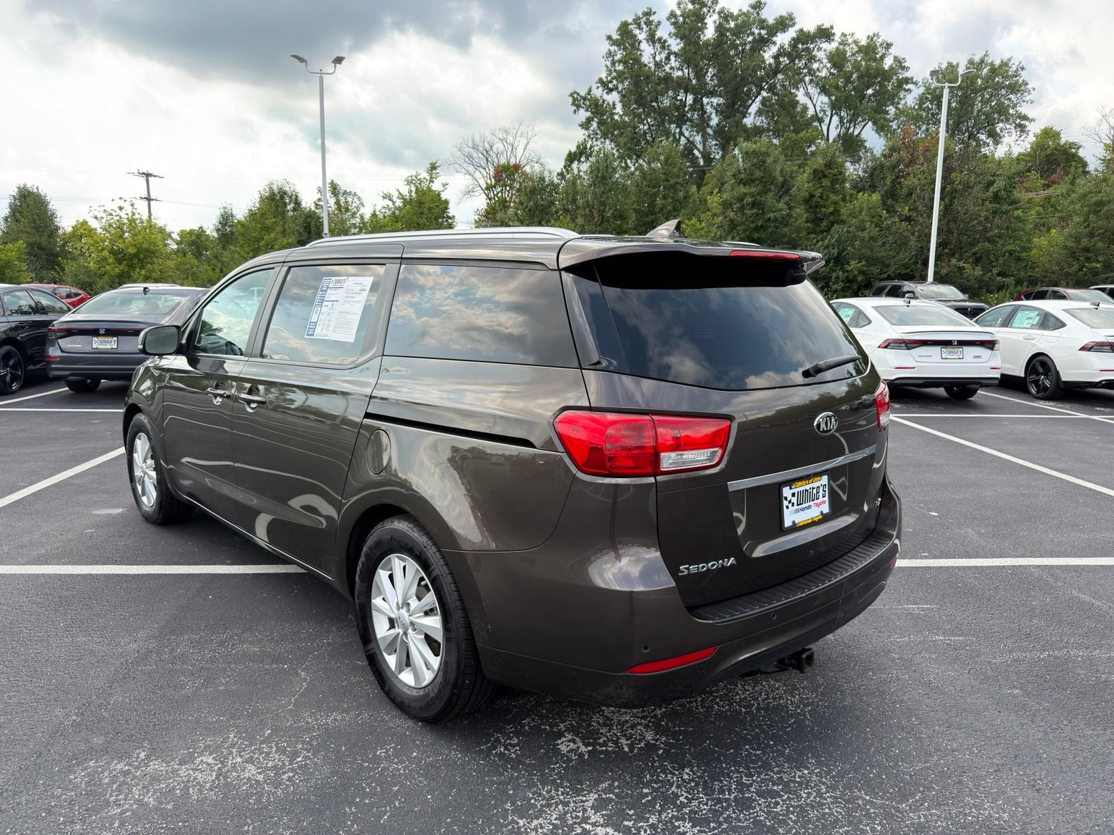 Used 2017 Kia Sedona LX w/ LX Essentials Premium Package FWD image 4