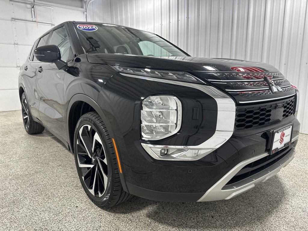 Used 2024 Mitsubishi Outlander AWD image 3