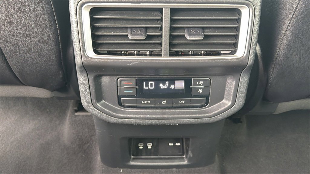 Used 2025 Volkswagen Atlas SE image 19