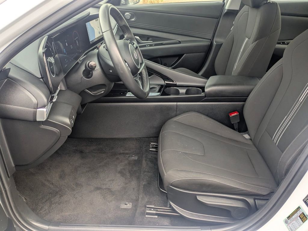 Used 2025 Hyundai Elantra SEL FWD image 31