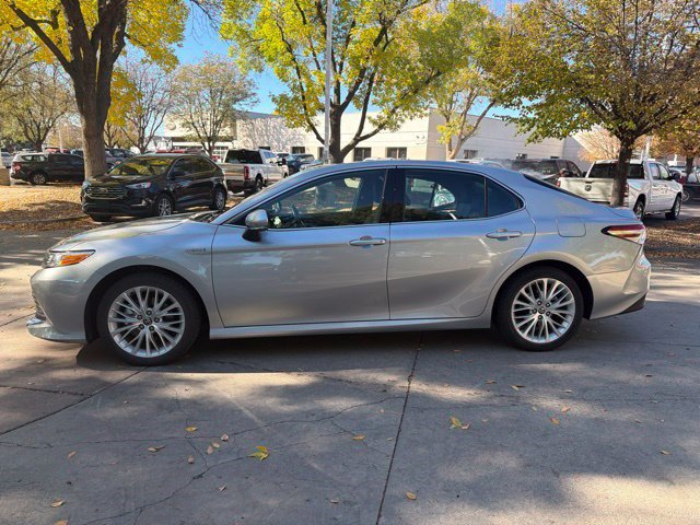 Used 2020 Toyota Camry XLE w/ Sunroof Package FWD image 3