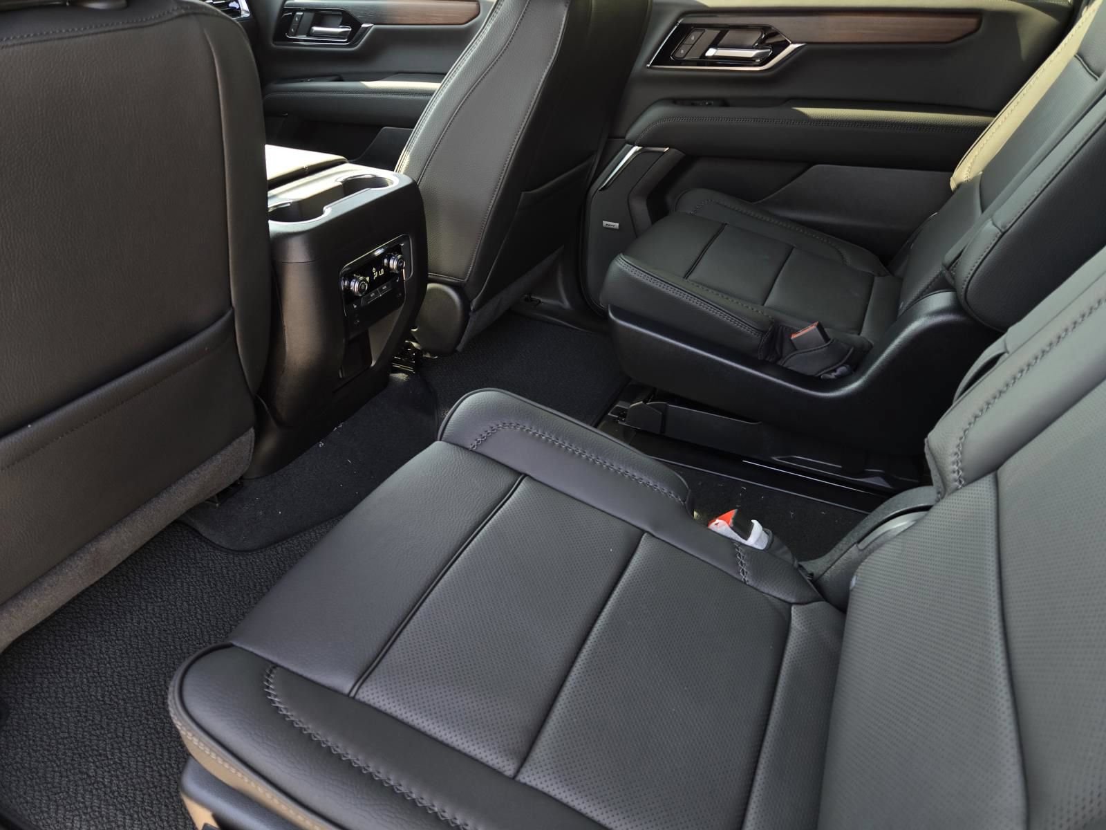 New 2026 GMC Yukon XL Denali w/ Sun & Power Step Package AWD/4WD image 7