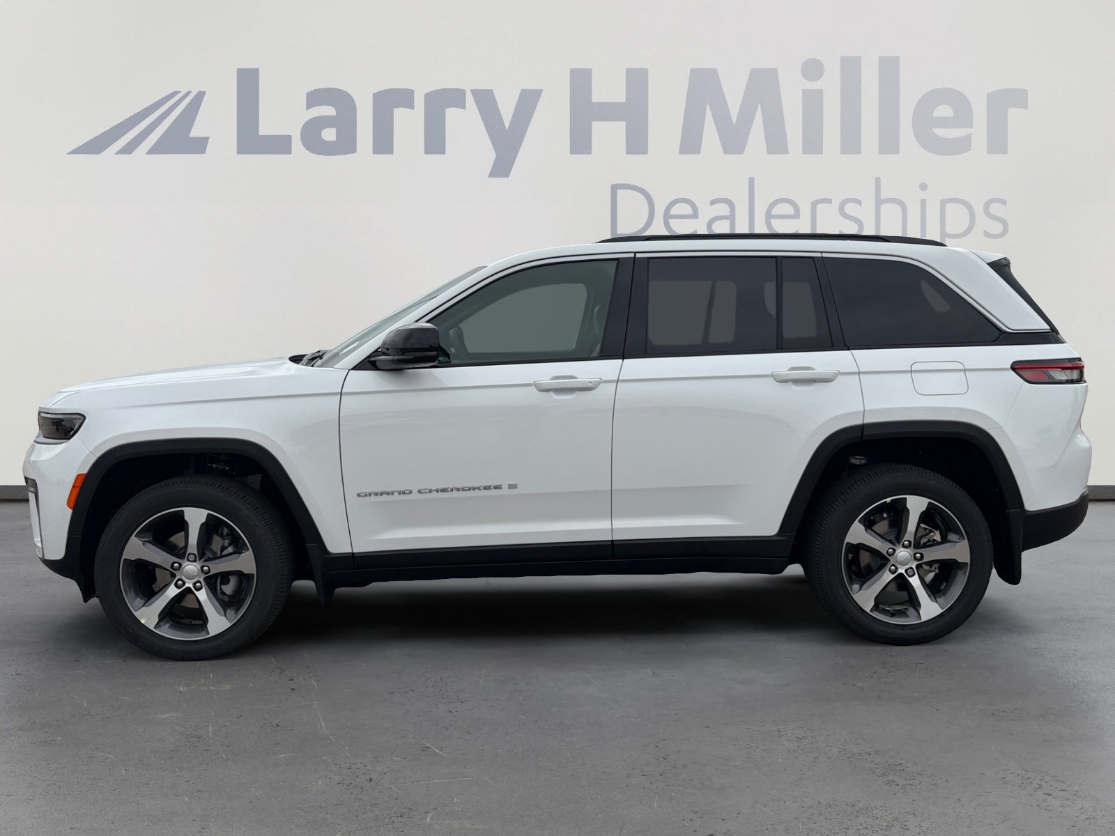 New 2026 Jeep Grand Cherokee Limited w/ Trailer Tow Package AWD/4WD image 3