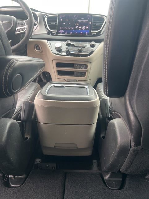 Used 2022 Chrysler Pacifica Touring-L image 25