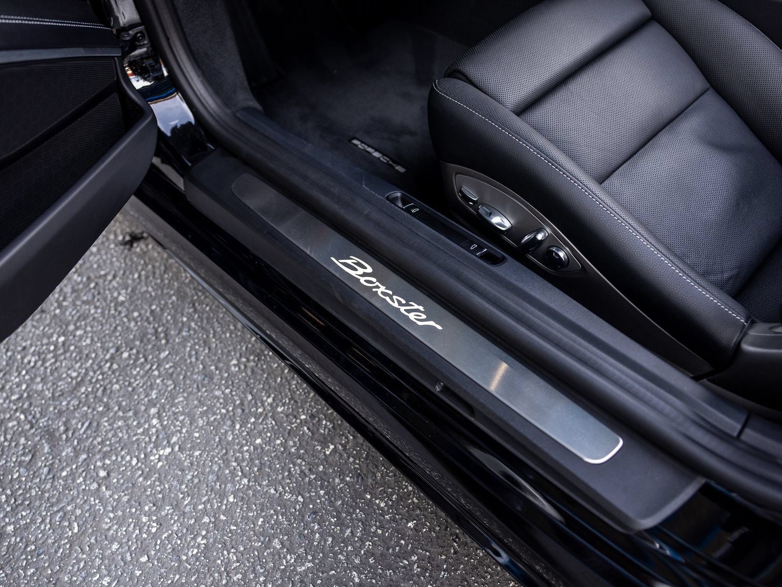 Certified 2024 Porsche 718 Boxster RWD image 40