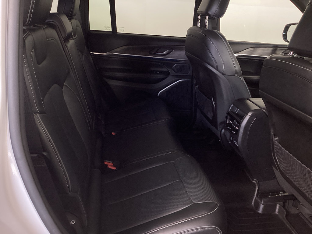 Used 2023 Jeep Grand Cherokee Overland AWD/4WD image 36