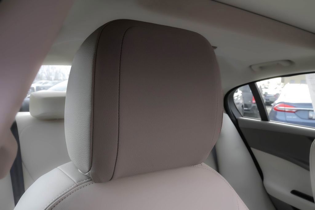 Used 2018 Jaguar XE Premium image 34