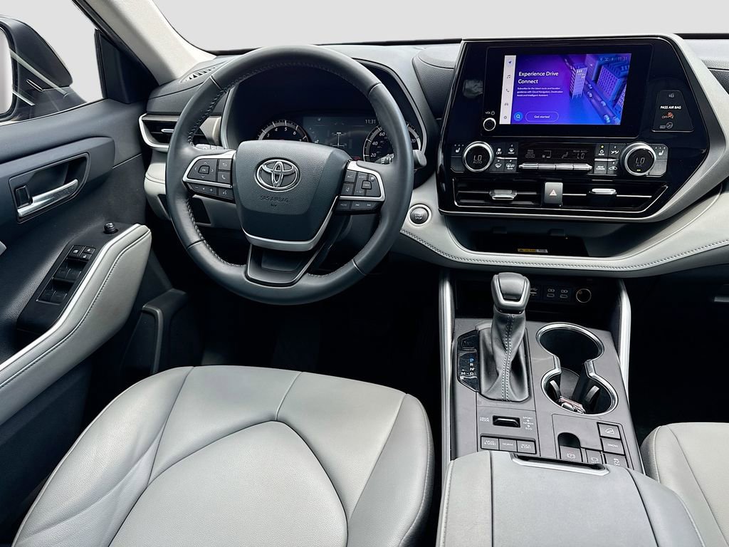 Used 2024 Toyota Highlander XLE AWD/4WD image 29