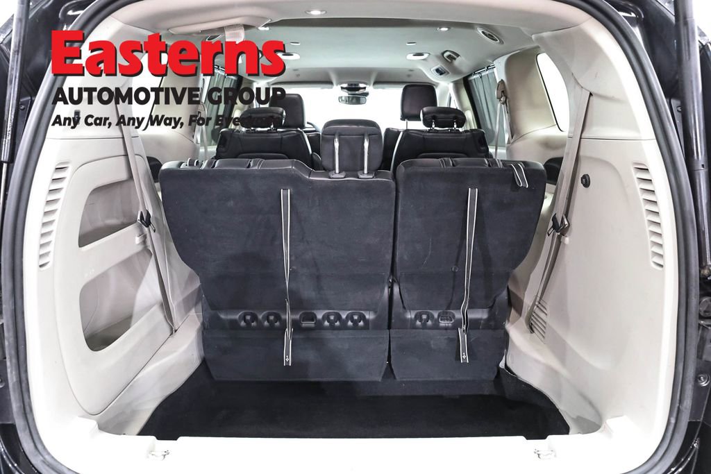 Used 2023 Chrysler Pacifica Touring-L FWD image 9