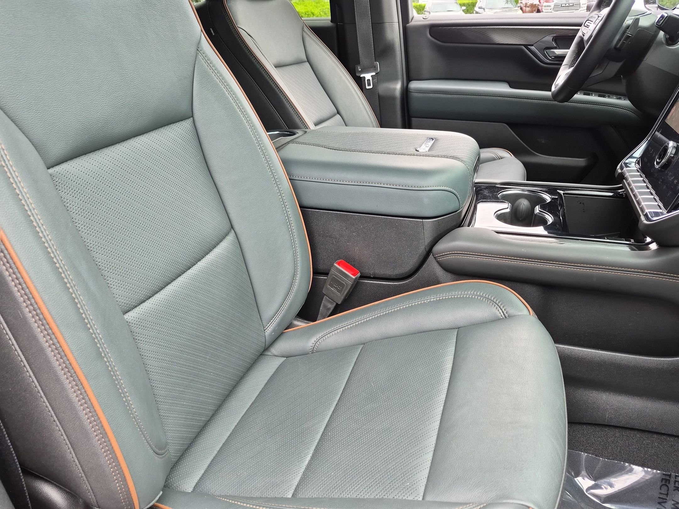 Used 2025 GMC Yukon XL AT4 w/ AT4 Premium Package AWD/4WD image 33