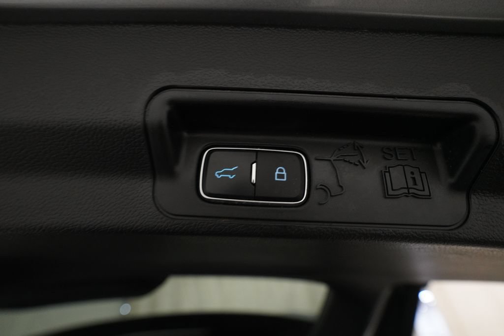 Used 2023 Ford Explorer XLT w/ Equipment Group 202A AWD/4WD image 15