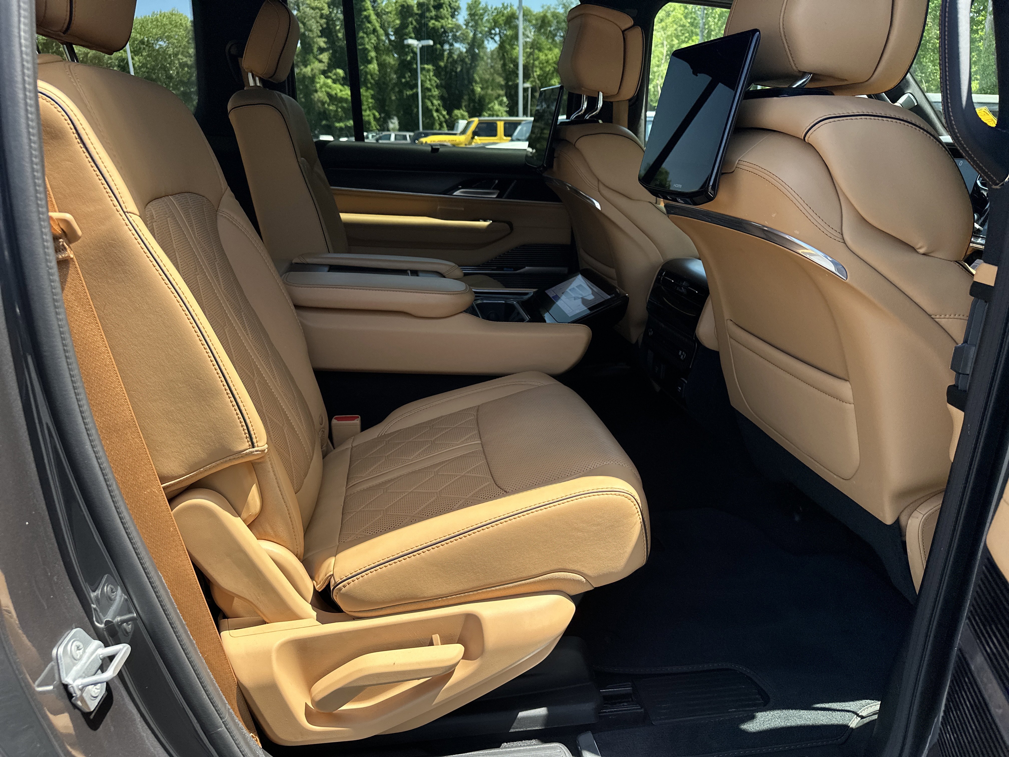 Used 2025 Jeep Grand Wagoneer Series III w/ Rear Seat Video Group 1 AWD/4WD image 18