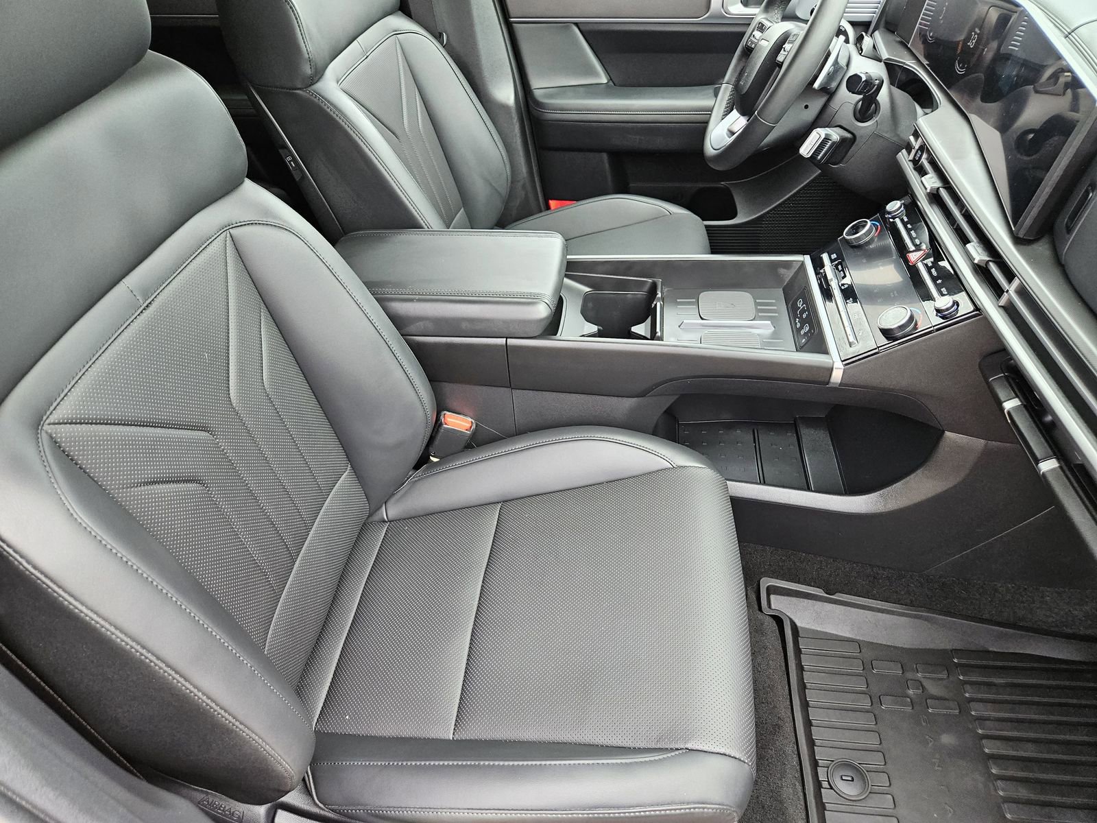 Used 2025 Hyundai Santa Fe SEL FWD image 16