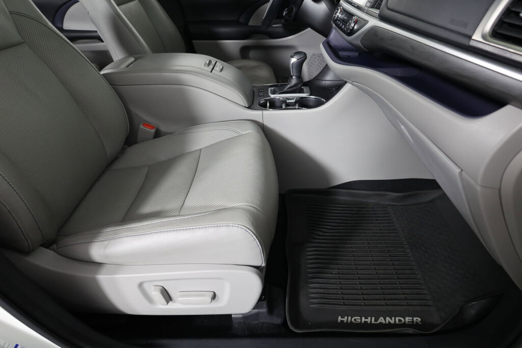 Used 2017 Toyota Highlander Limited image 27