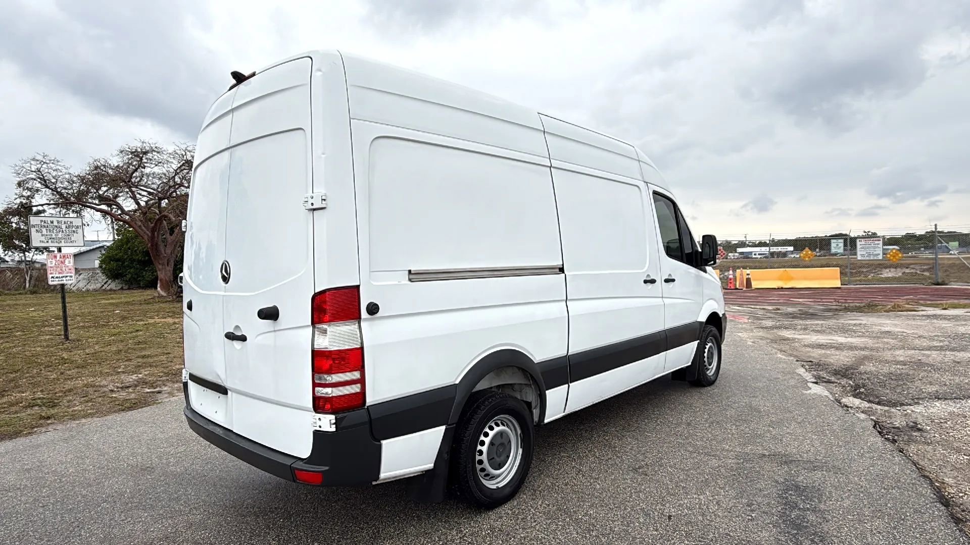 Used 2017 Mercedes-Benz Sprinter 2500 image 4