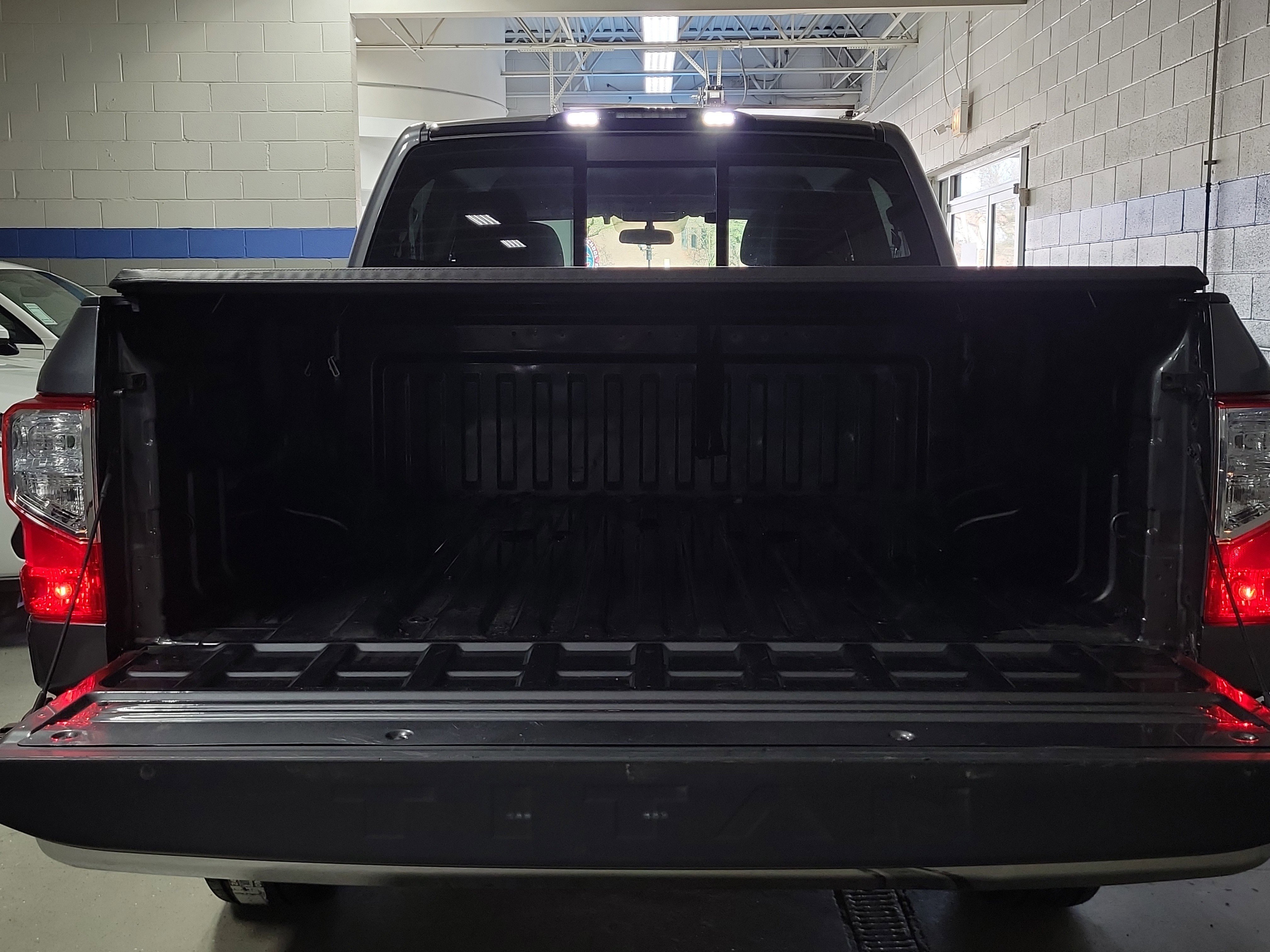 Used 2019 Nissan Titan SV image 9