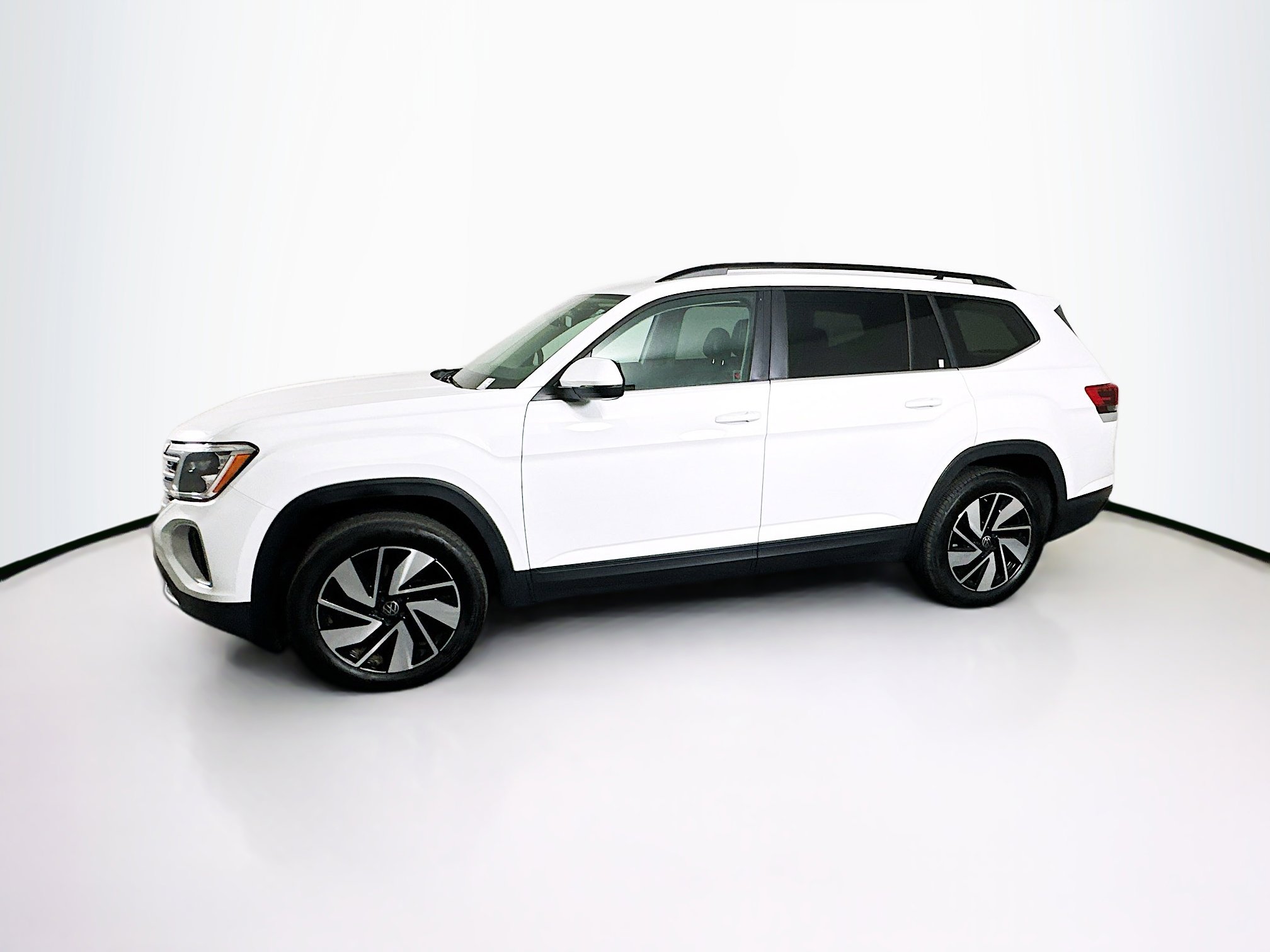 Used 2025 Volkswagen Atlas SE image 4