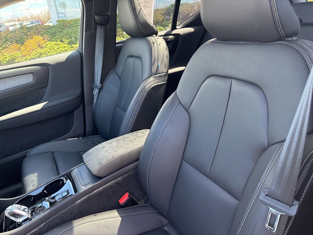 Used 2025 Volvo XC40 B5 Ultra w/ Protection Package Premier image 18