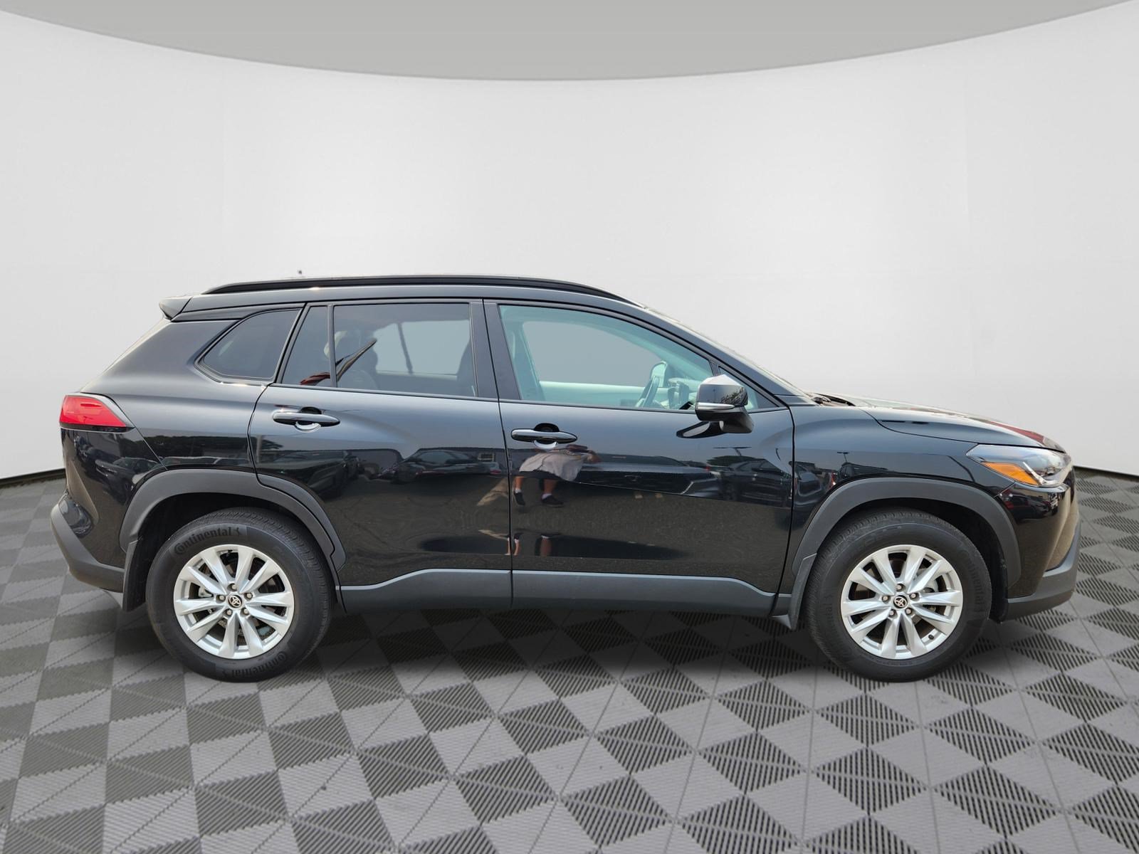 Used 2023 Toyota Corolla Cross LE w/ Moonroof Package AWD/4WD image 6