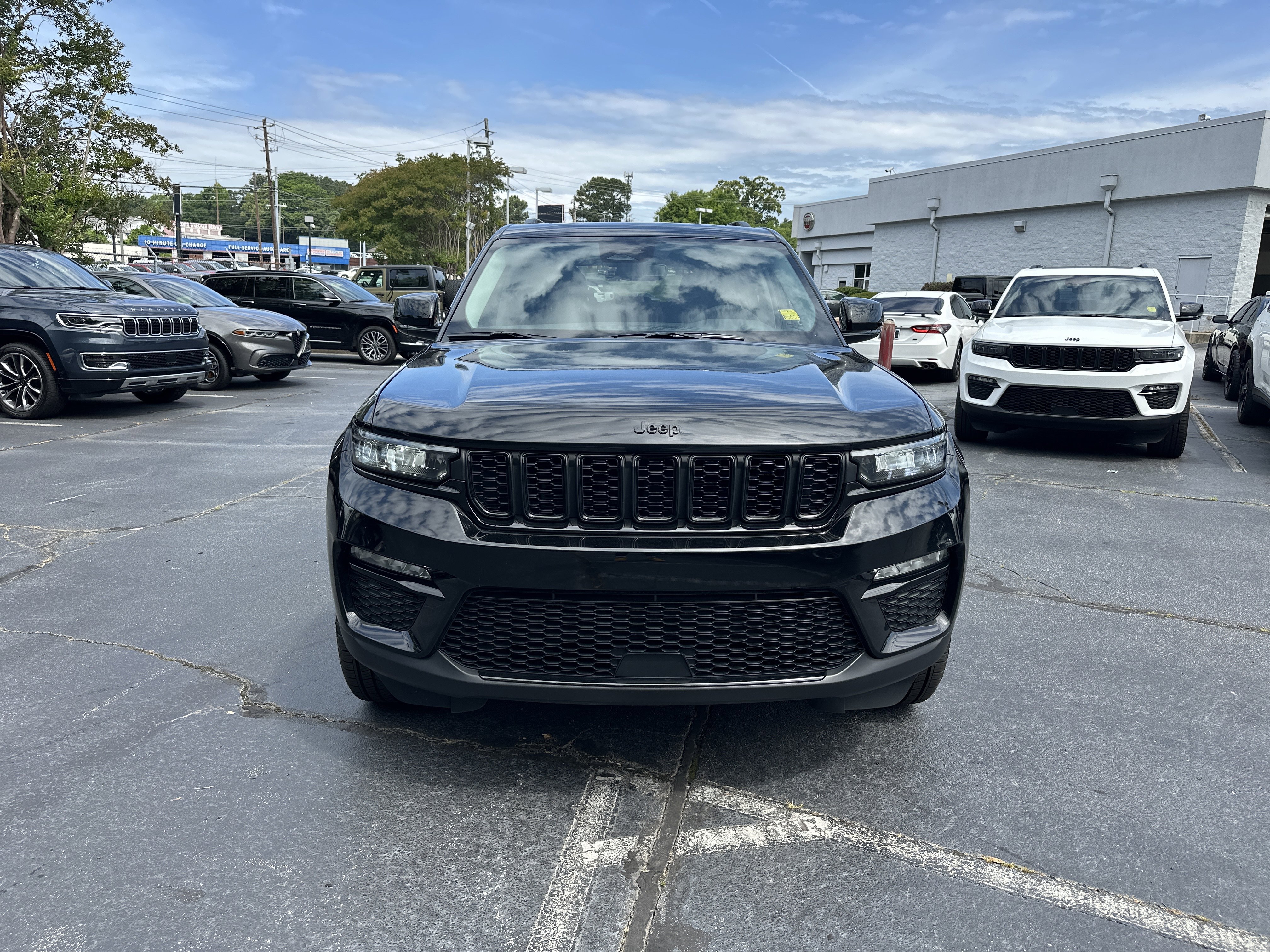 Used 2023 Jeep Grand Cherokee Limited w/ Black Appearance Package AWD/4WD image 4