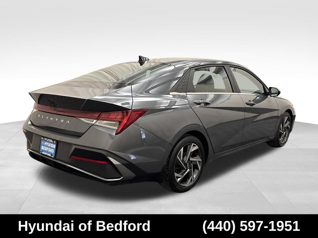 Used 2024 Hyundai Elantra SEL w/ Convenience Package FWD image 5