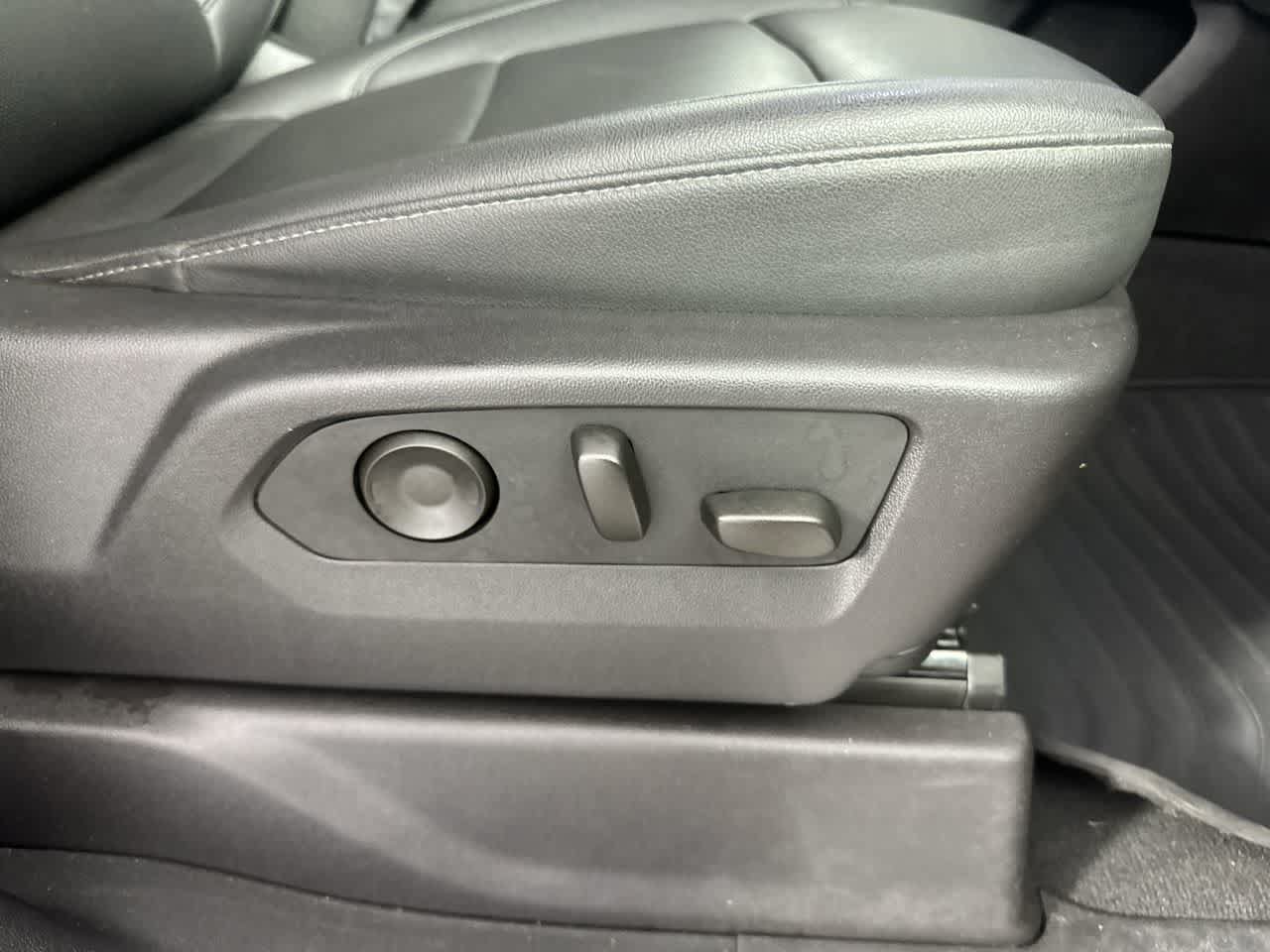 Used 2025 Chevrolet Silverado 3500 LTZ w/ LTZ Convenience Package AWD/4WD image 27