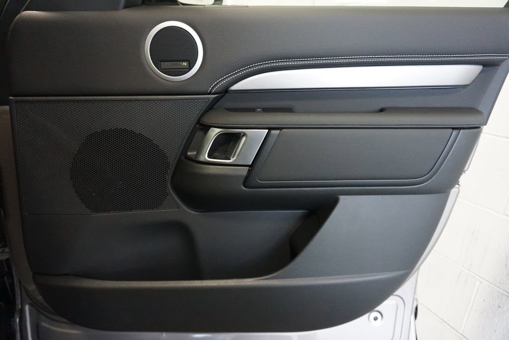 New 2025 Land Rover Discovery Dynamic SE image 21