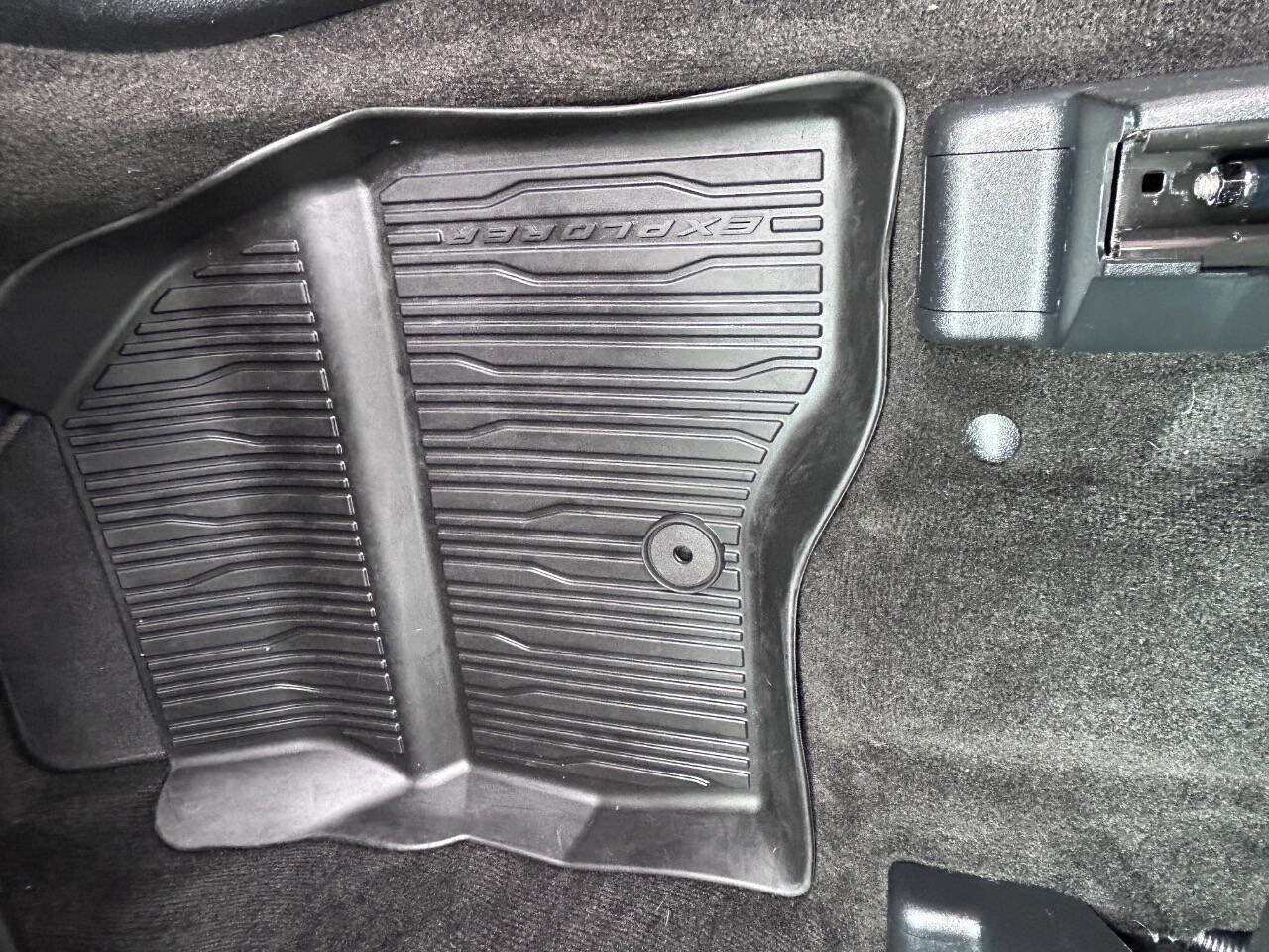 Used 2017 Ford Explorer XLT w/ Equipment Group 202A AWD/4WD image 25