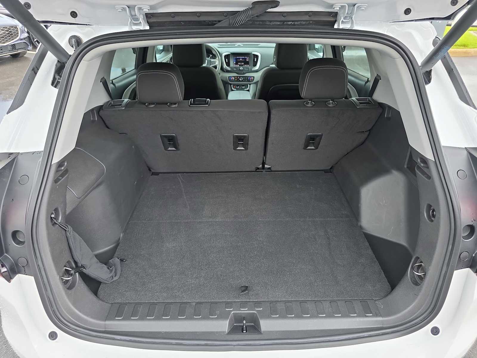 Used 2023 GMC Terrain SLE w/ Driver Convenience Package image 25