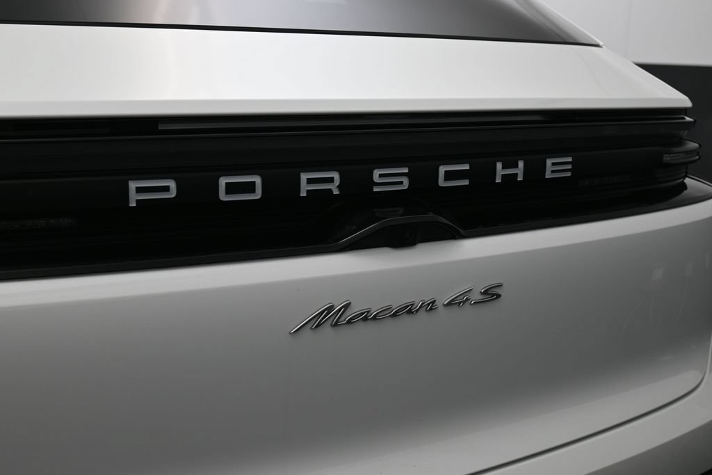 Certified 2025 Porsche Macan 4S Electric AWD/4WD image 14