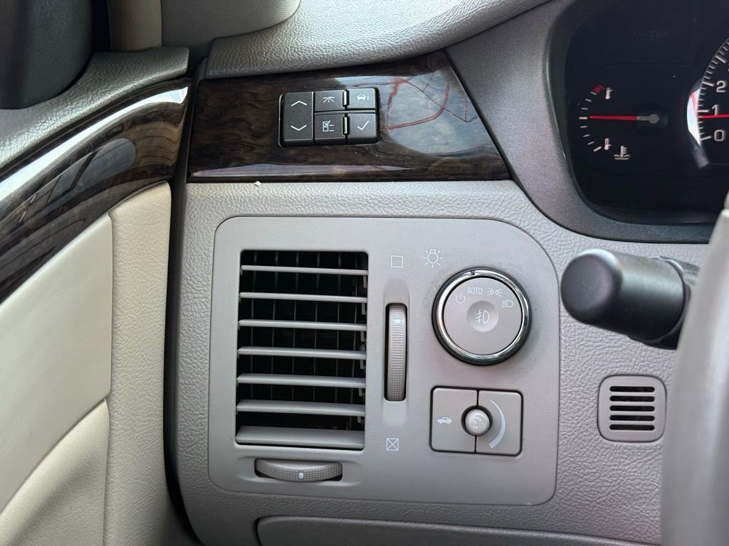 Used 2009 Cadillac DTS w/ Trunk Convenience Package FWD image 17