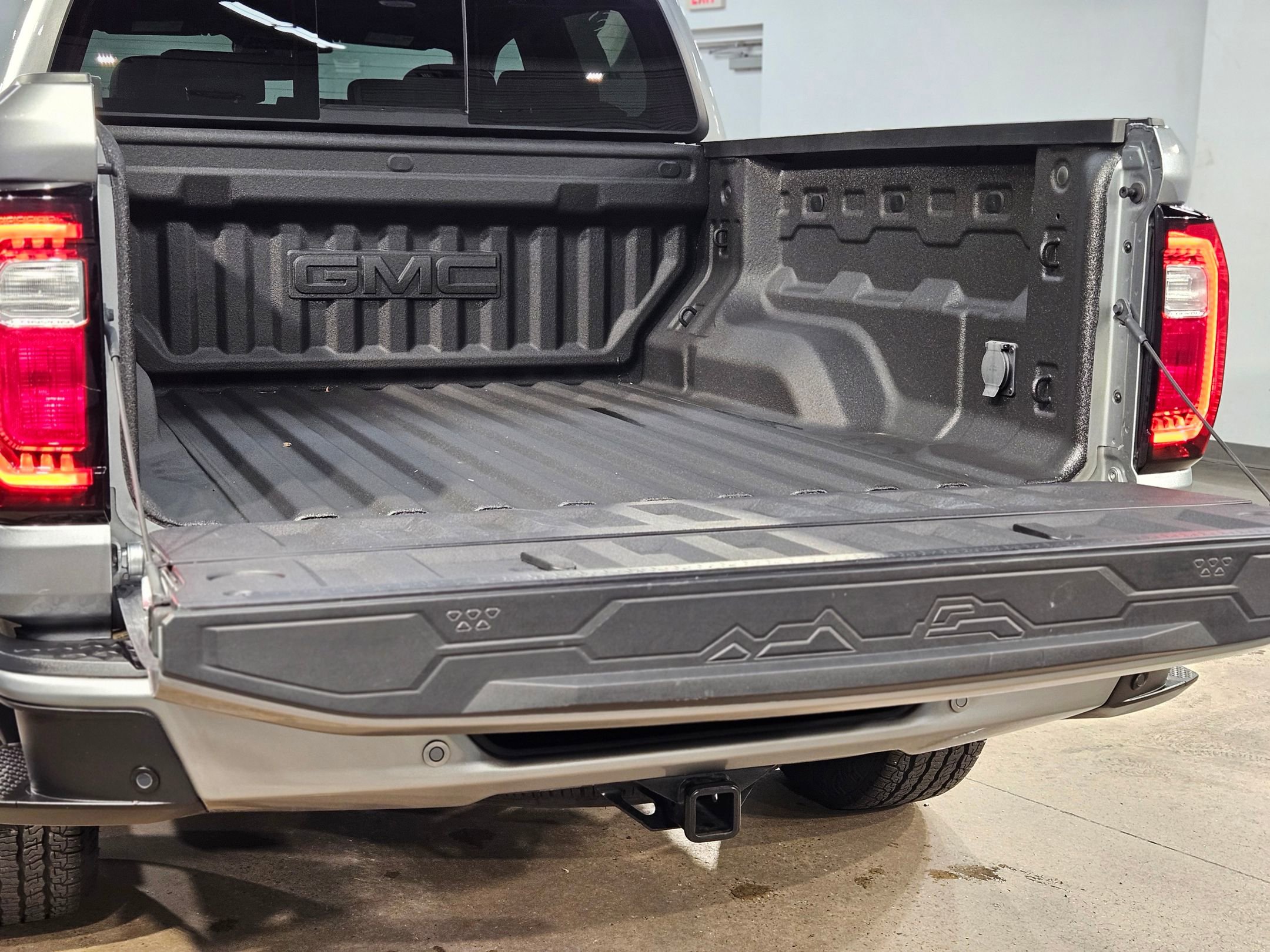 Used 2024 GMC Canyon Elevation w/ Elevation Premium Package image 18