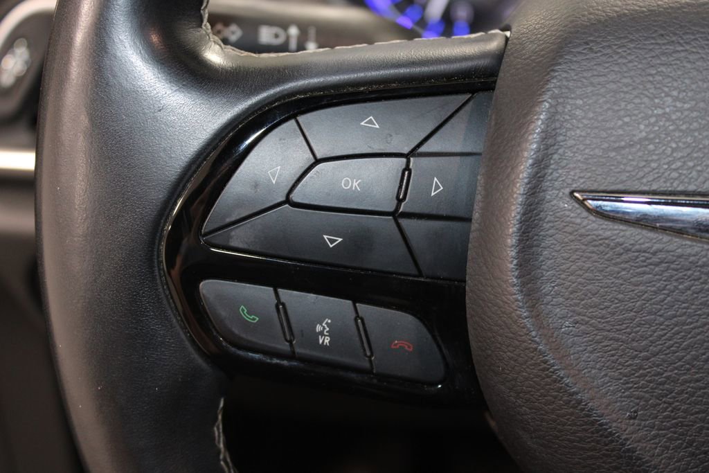 Used 2018 Chrysler Pacifica Touring-L w/ Premium Audio Group FWD image 23