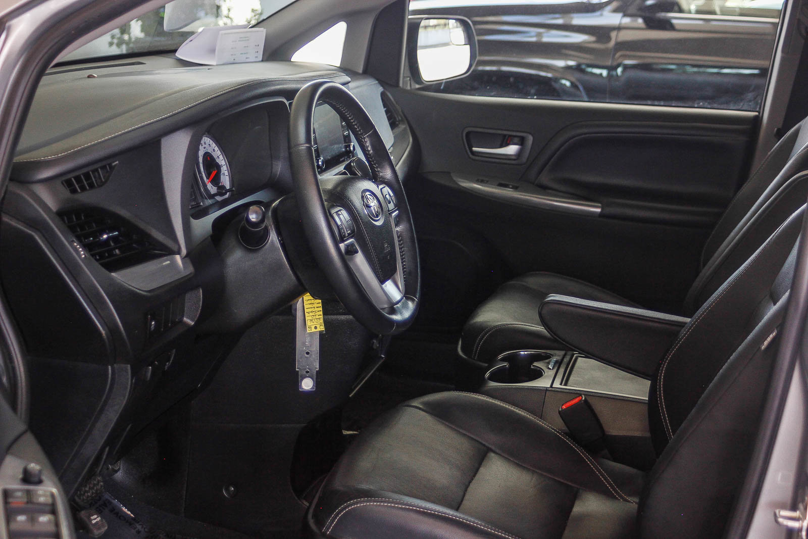 Used 2020 Toyota Sienna SE w/ Carpet Mat Package image 17