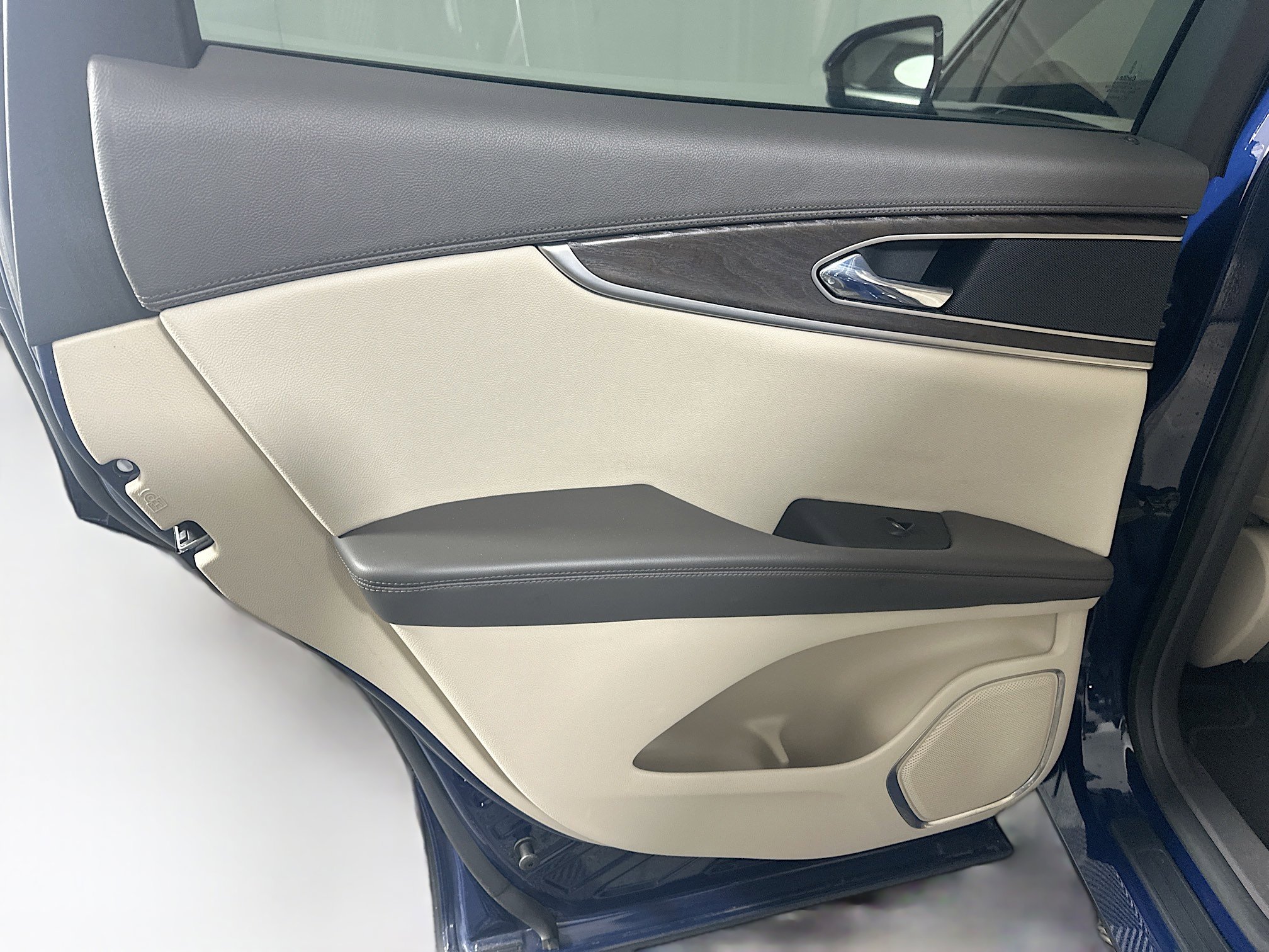 Used 2018 Lincoln MKX Reserve FWD image 28