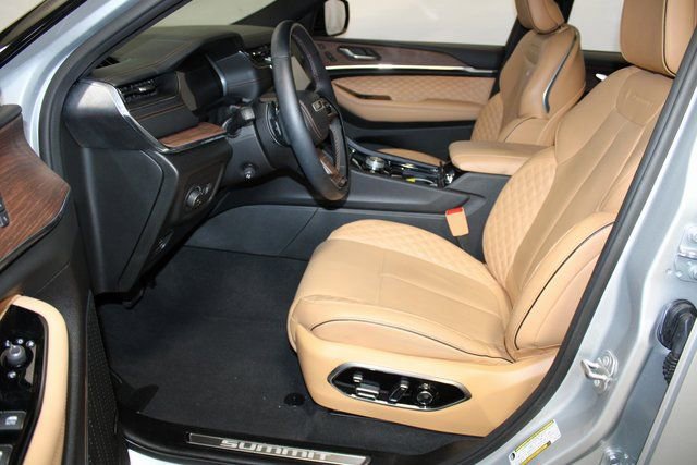 Used 2024 Jeep Grand Cherokee Summit image 8