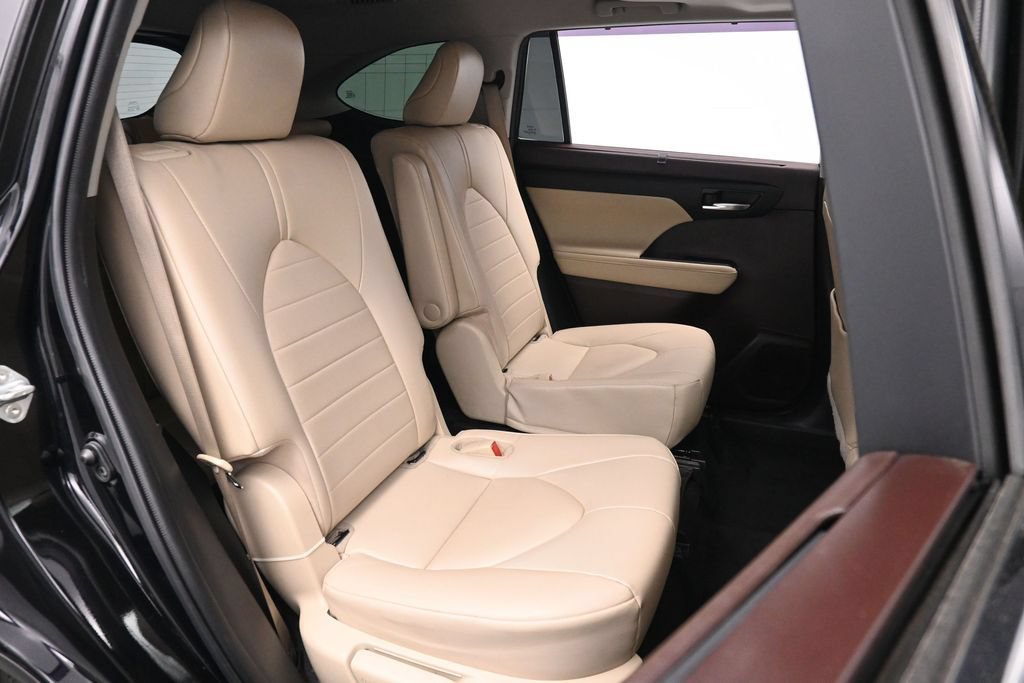 Used 2022 Toyota Highlander XLE AWD/4WD image 24